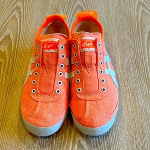 Beautiful like new Onitsuka Tigers. Size 6. Orange colored.